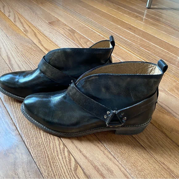 Koolaburra by UGG - Leather Dame Harness Distressed Ankle Boots - Size 7 - Picture 4 of 11